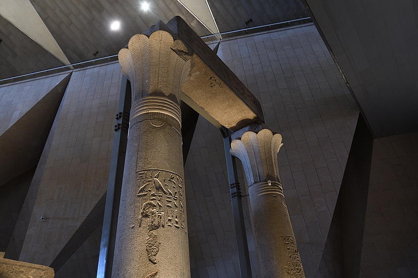 17 MAK_7043.jpg - Presentano capitelli a forma di fiore di papiro e varie iscrizioni.